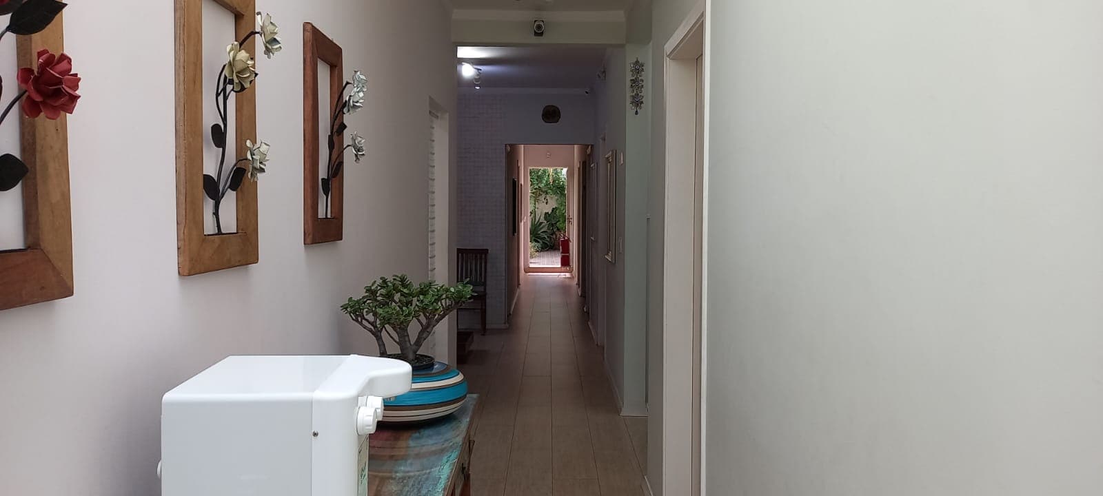 Corredor do consultório que leva ao jardim nos fundos